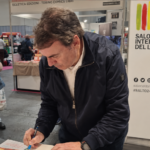 Paolo Sossai conquista il Salone del Libro di Torino con “Ferite sottopelle”, un racconto intenso tra medicina, emozioni e fragilità invisibili.